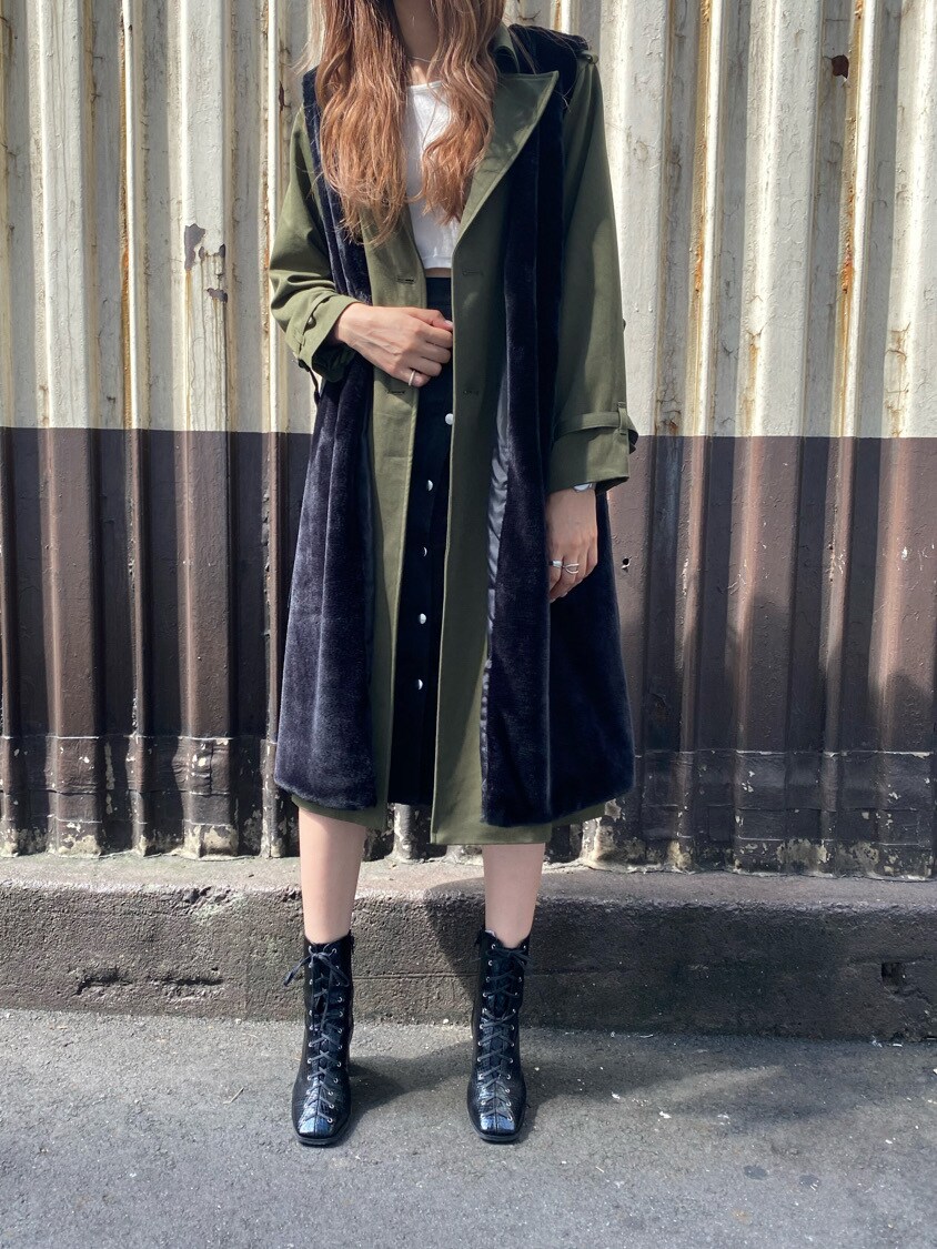 ブラック系のブーツを着用したレディースの秋コーディネートの3枚目の写真