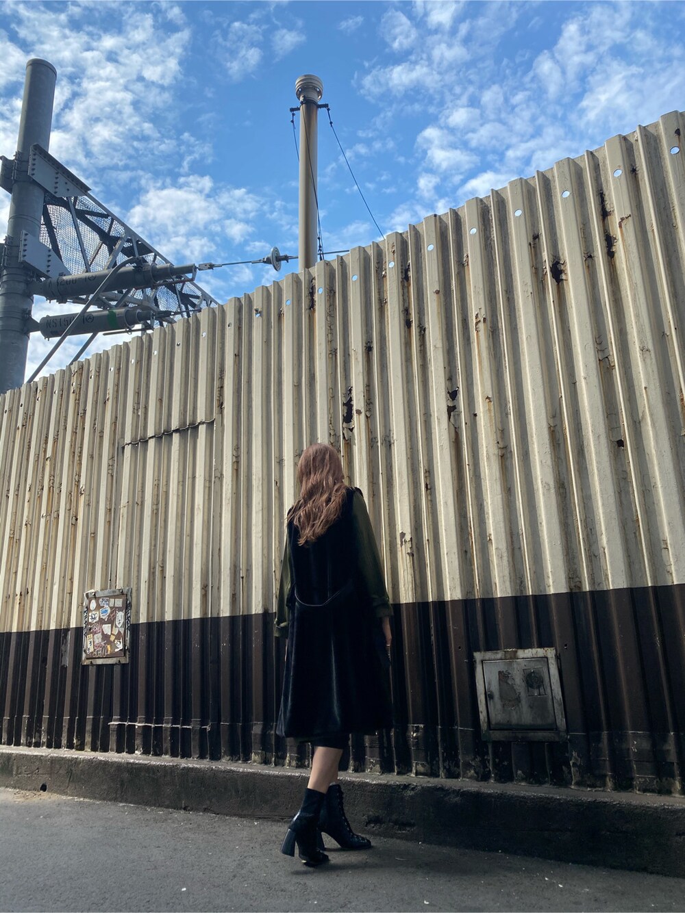 ブラック系のブーツを着用したレディースの秋コーディネートの2枚目の写真