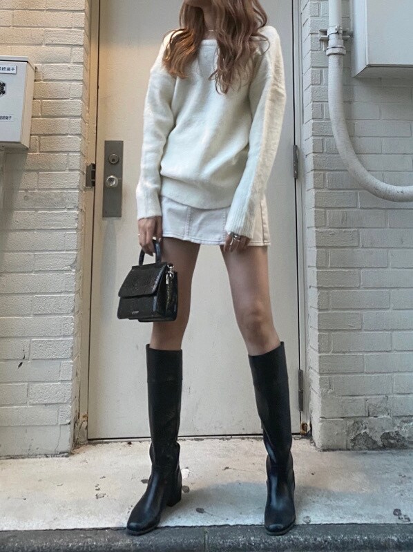 ホワイト系のニット/セーターを着用したレディースの秋コーディネートの2枚目の写真