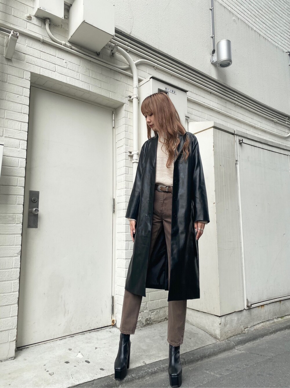 ブラウン系のデニムパンツ、ブラウン系のベルトを着用したレディースの秋コーディネートの3枚目の写真