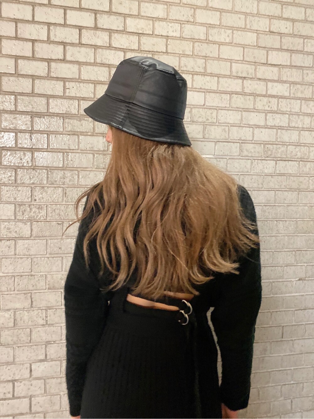 ブラック系のワンピース、ブラック系のハットを着用したレディースの秋コーディネートの2枚目の写真
