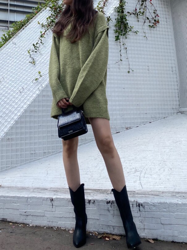 ブラック系のブーツを着用したレディースの秋コーディネートの2枚目の写真