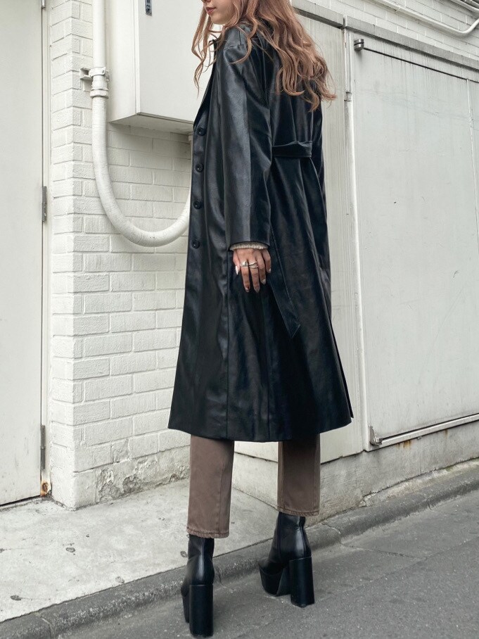 ブラウン系のデニムパンツ、ブラウン系のベルトを着用したレディースの秋コーディネートの5枚目の写真