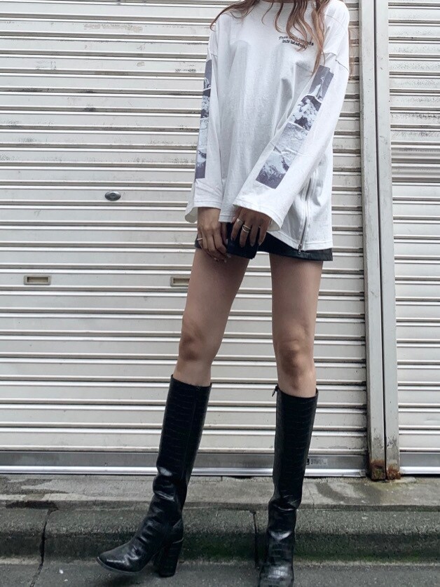 その他のハンドバッグを着用したレディースの秋コーディネートの4枚目の写真