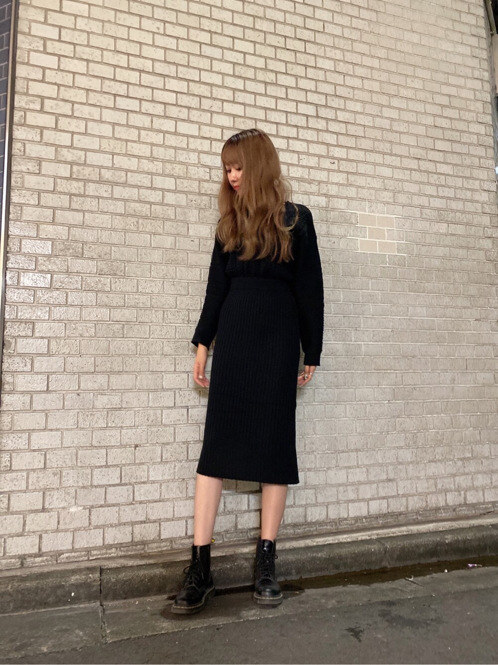 ブラック系のワンピース、ブラック系のハットを着用したレディースの秋コーディネートの3枚目の写真