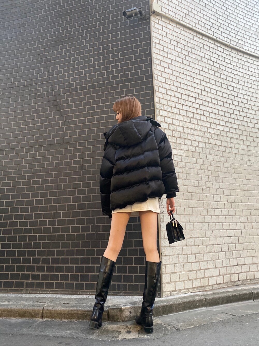 ホワイト系のニット/セーターを着用したレディースの秋コーディネートの3枚目の写真