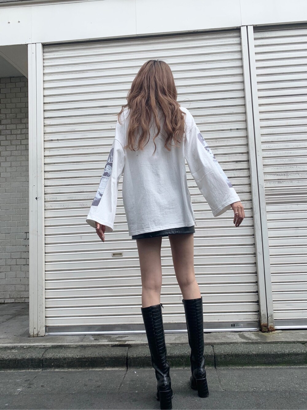 その他のハンドバッグを着用したレディースの秋コーディネートの3枚目の写真