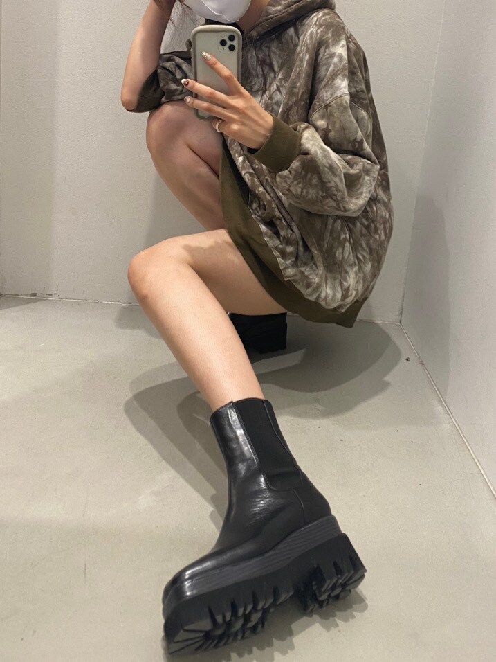 ブラック系のブーツを着用したレディースの秋コーディネートの2枚目の写真