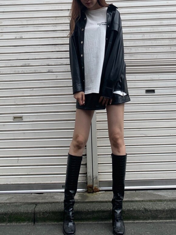 その他のハンドバッグを着用したレディースの秋コーディネートの2枚目の写真