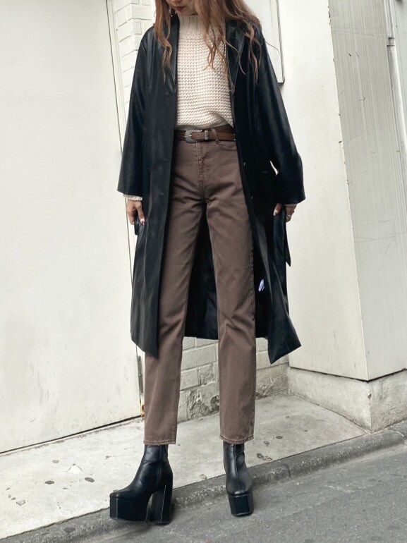 ブラウン系のデニムパンツ、ブラウン系のベルトを着用したレディースの秋コーディネートの4枚目の写真