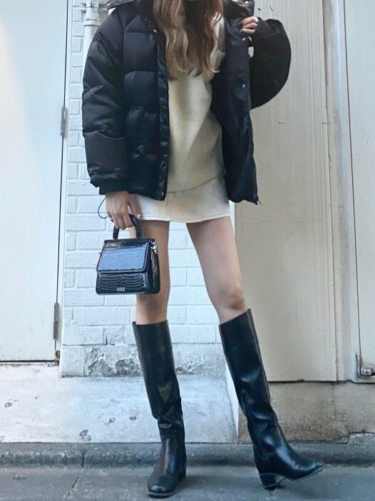 ホワイト系のニット/セーターを着用したレディースの秋コーディネートの4枚目の写真