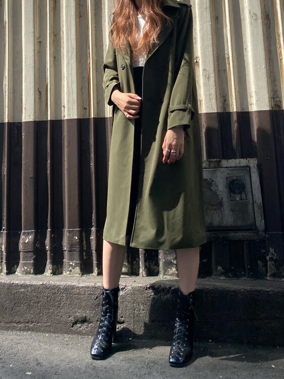 ブラック系のブーツを着用したレディースの秋コーディネートの4枚目の写真