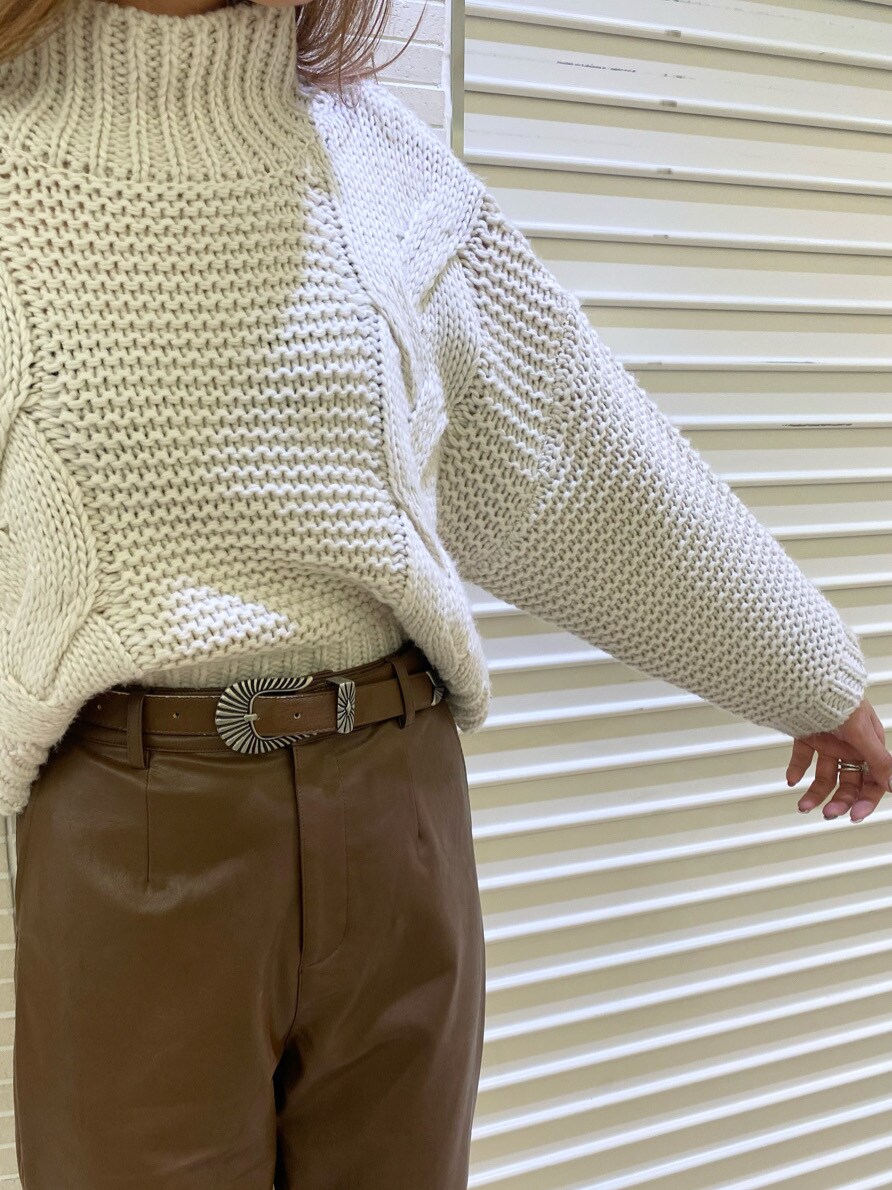 ブラウン系のベルトを着用したレディースの秋コーディネートの3枚目の写真