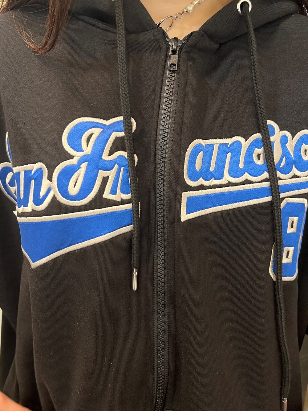 その他のスカート、ブラック系のパーカー、ホワイト系のショルダーバッグを着用したレディースの冬コーディネートの6枚目の写真