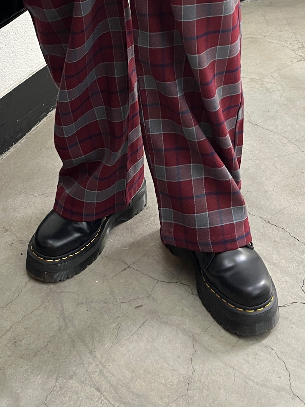 レッド系のスウェット、レッド系のその他パンツ、ブラック系のその他シューズを着用したレディースの秋コーディネートの10枚目の写真