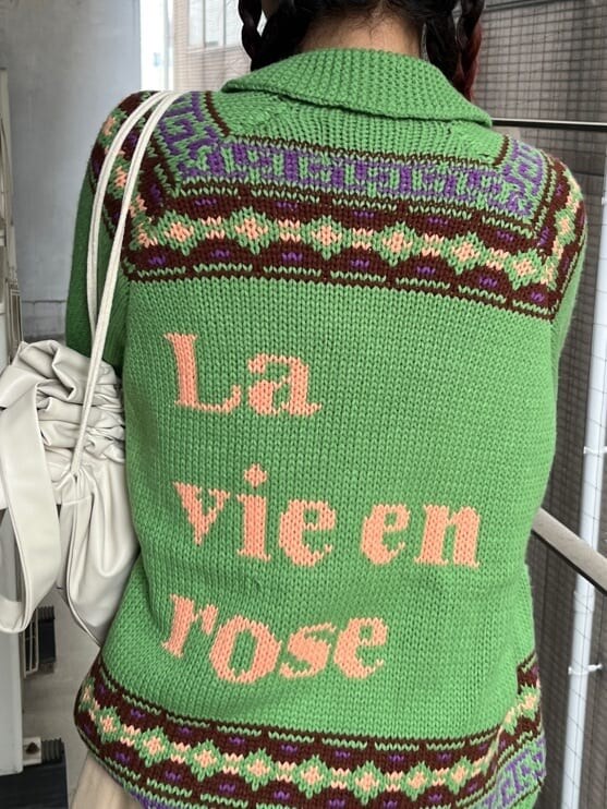 ブラック系のブーツ、ホワイト系のバックパック/リュック、ホワイト系のその他パンツを着用したレディースの夏コーディネートの9枚目の写真