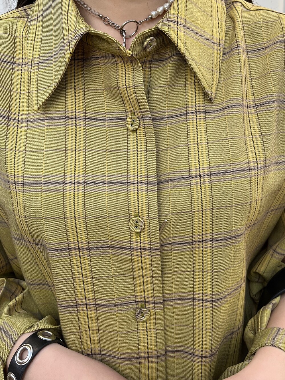 ブルー系のハンドバッグ、ブラック系のブーツ、その他のシャツ/ブラウスを着用したレディースの春コーディネートの5枚目の写真