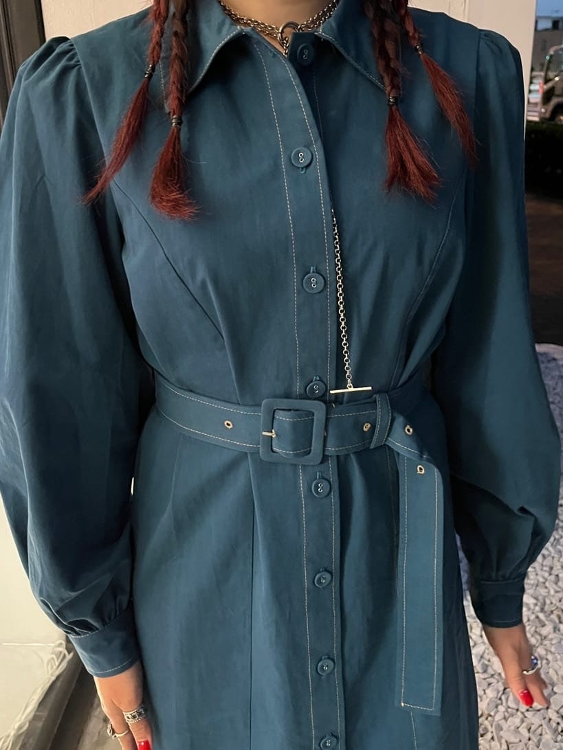 ブルー系のワンピースを着用したレディースの秋コーディネートの4枚目の写真