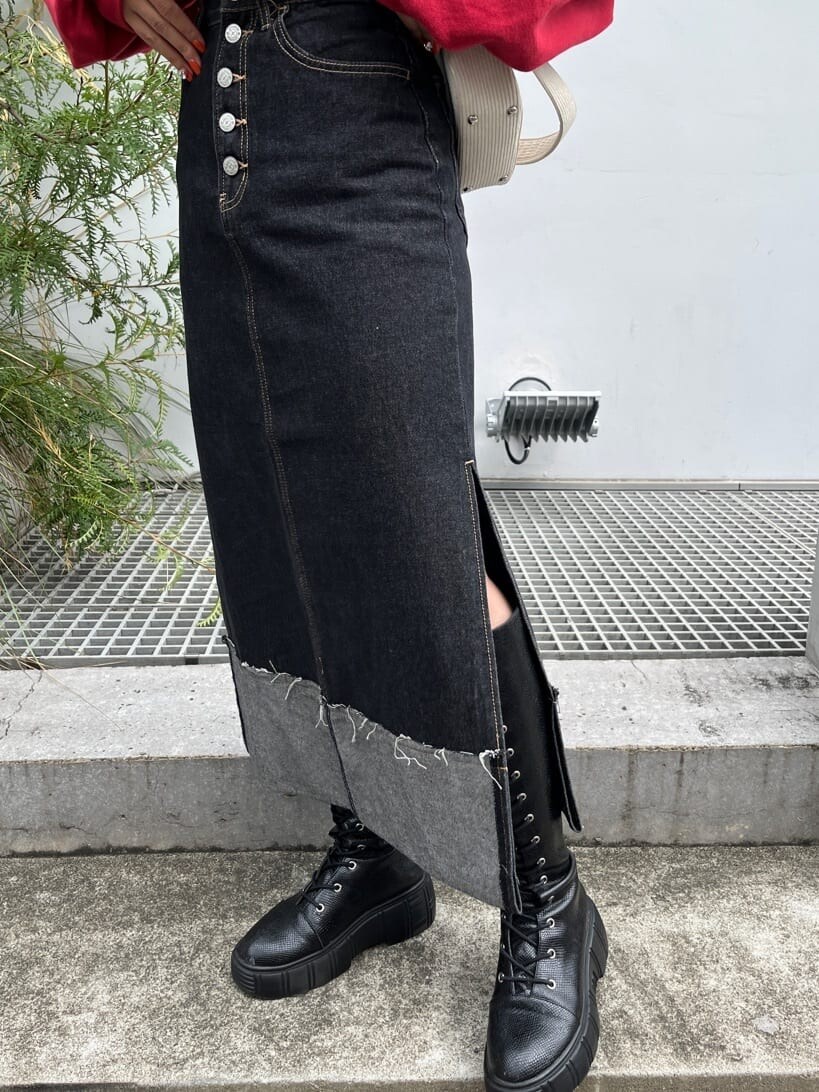 ホワイト系のハンドバッグ、ブラック系のデニムスカート、レッド系のTシャツ/カットソーを着用したレディースの秋コーディネートの5枚目の写真