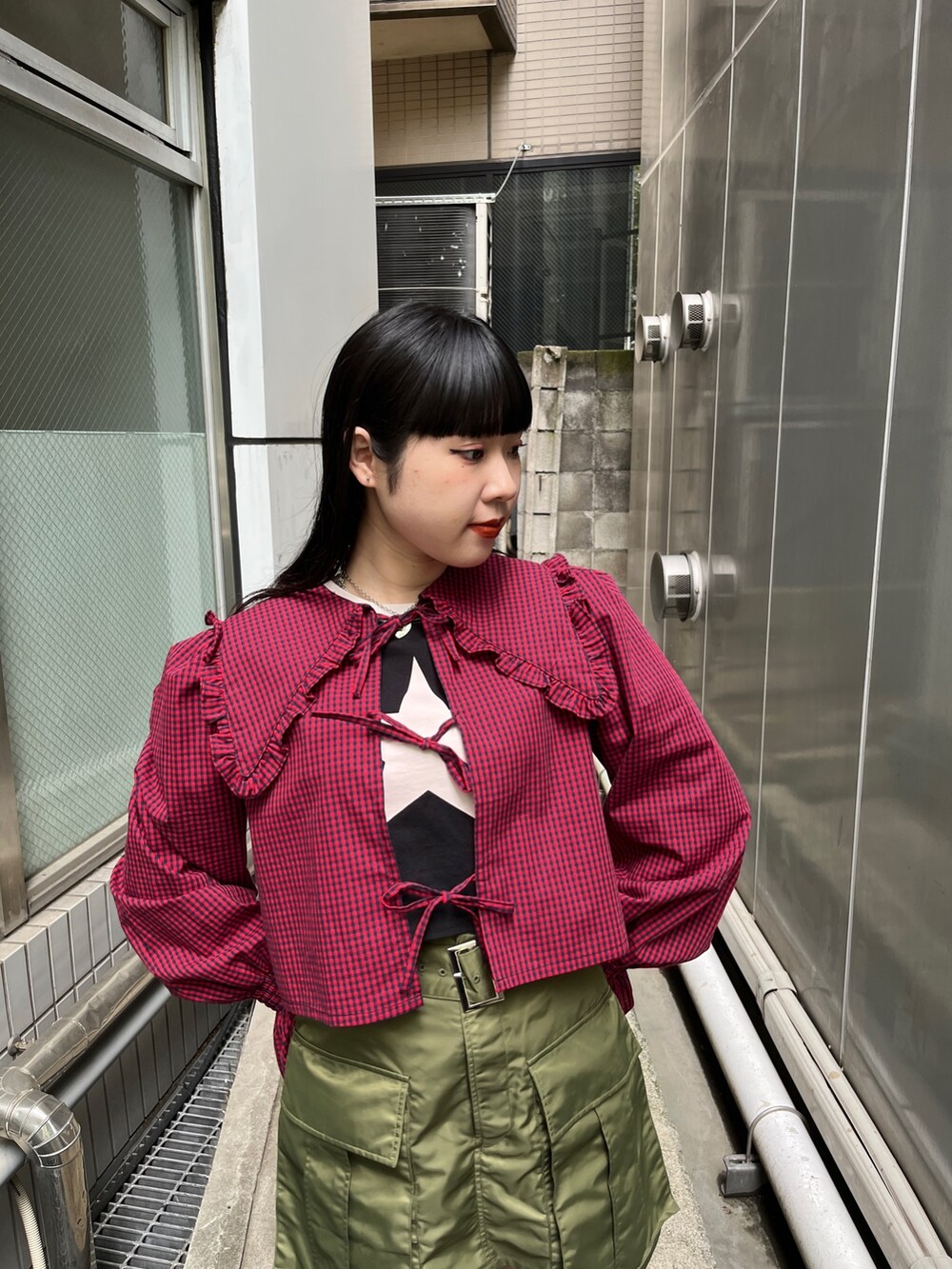 ピンク系のその他パンツ、レッド系のシャツ/ブラウス、ブラック系のTシャツ/カットソーを着用したレディースの夏コーディネートの4枚目の写真