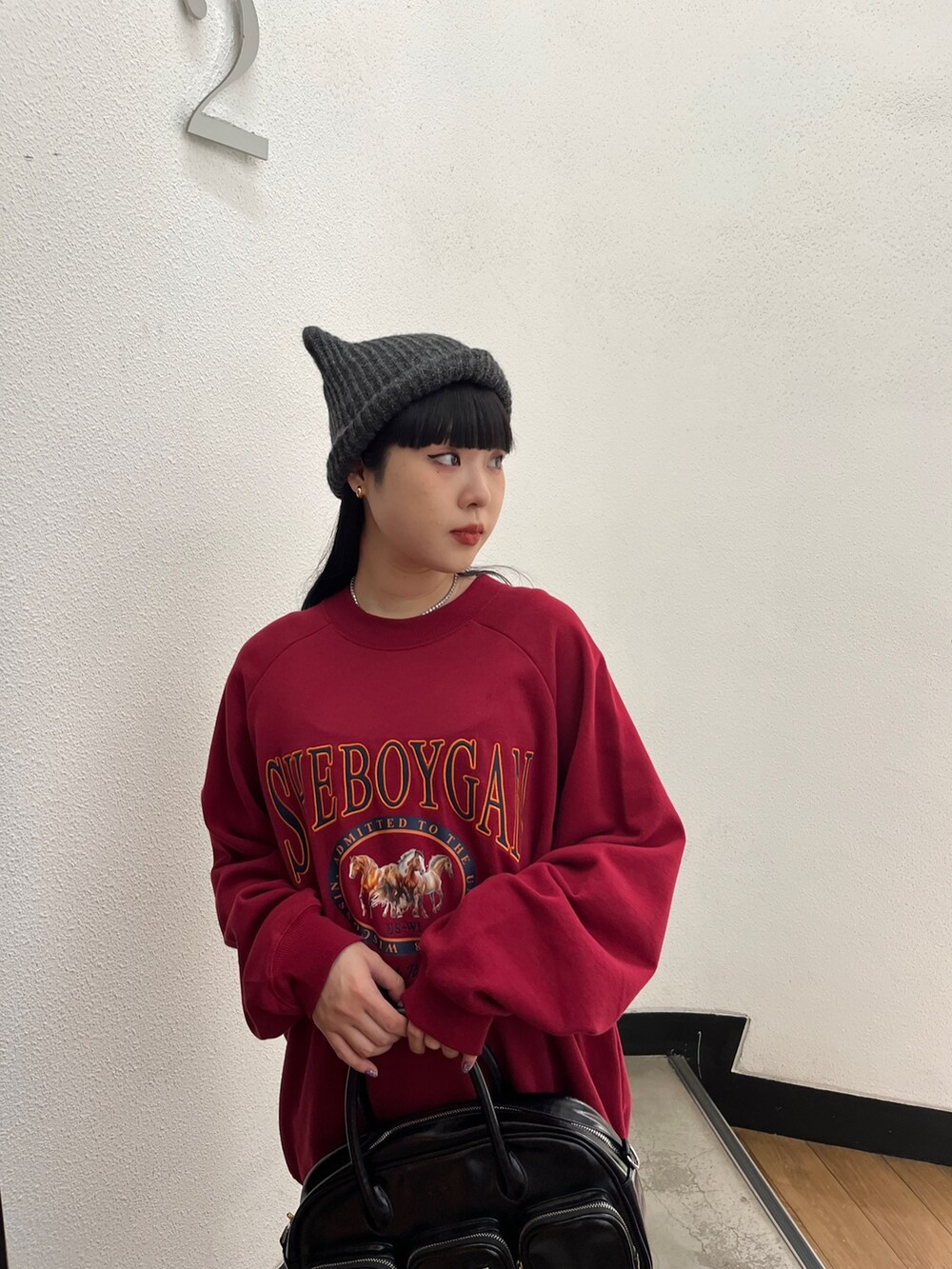 レッド系のスウェット、レッド系のその他パンツ、ブラック系のその他シューズを着用したレディースの秋コーディネートの6枚目の写真