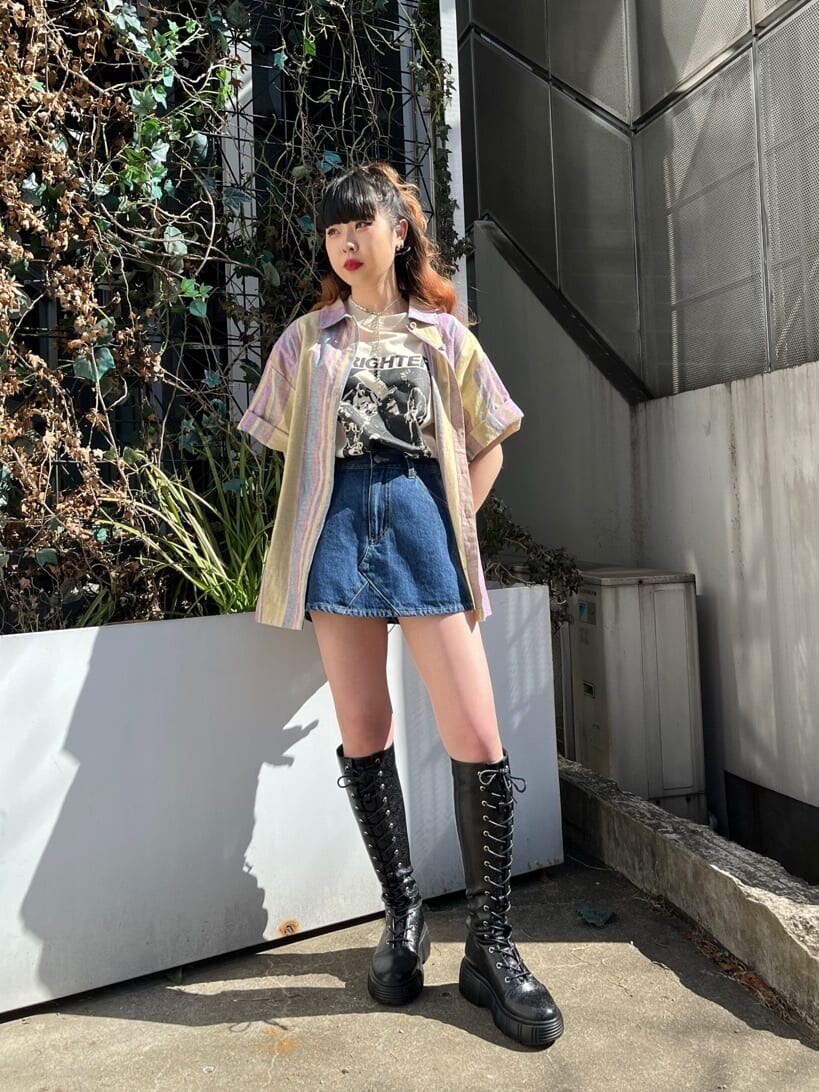 イエロー系のシャツ/ブラウス、ブルー系のその他パンツ、ホワイト系のTシャツ/カットソーを着用したレディースの春コーディネートの2枚目の写真