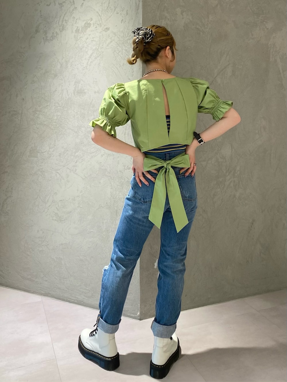 グリーン系のシャツ/ブラウス、ブルー系のデニムパンツを着用したレディースの春コーディネートの2枚目の写真