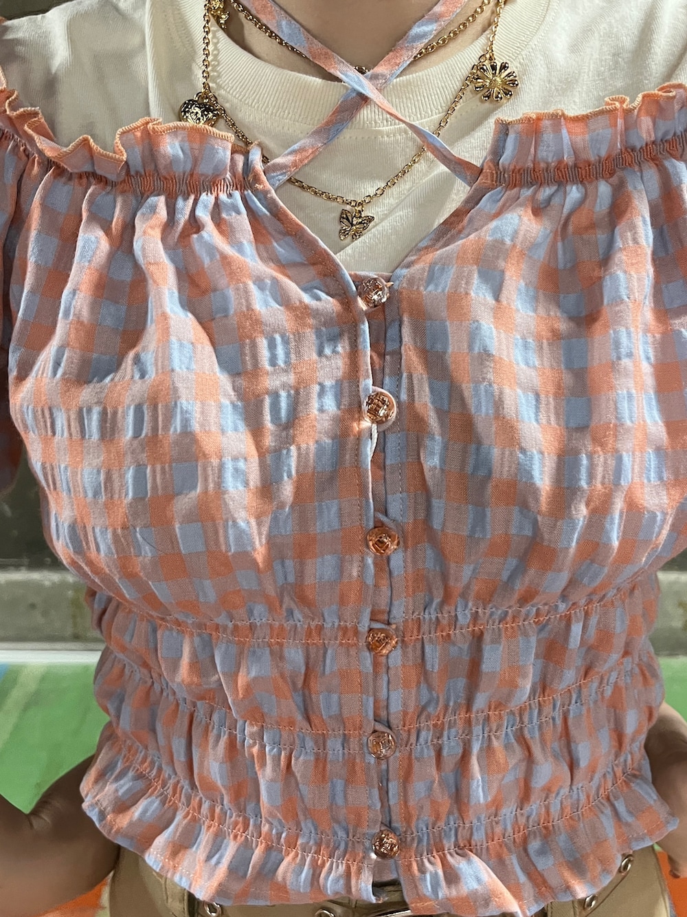 ベージュ系のその他パンツ、ブラック系のブーツ、ホワイト系のTシャツ/カットソーを着用したレディースの夏コーディネートの6枚目の写真