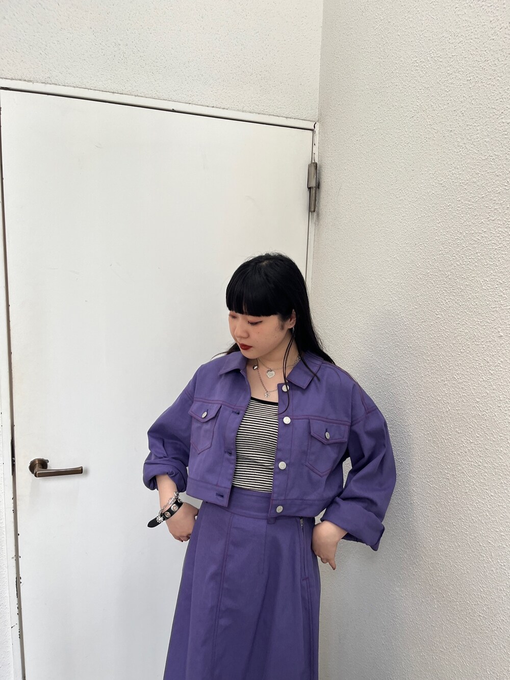 ブラック系のその他シューズ、グリーン系のワンピース、シルバー系のネックレスを着用したレディースの夏コーディネートの4枚目の写真