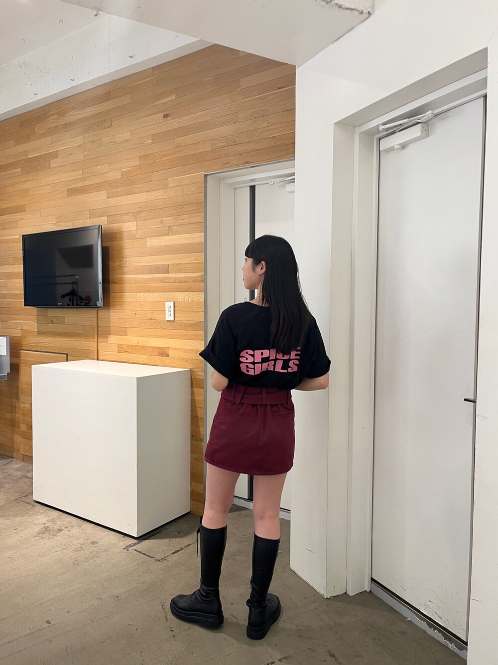 ブラック系のその他パンツ、ブラック系のブーツ、ブラック系のTシャツ/カットソーを着用したレディースの春コーディネートの3枚目の写真