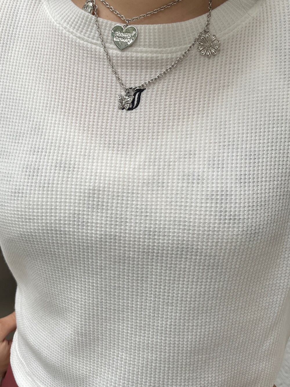 ホワイト系のTシャツ/カットソー、ピンク系のその他パンツ、ブラック系のブーツを着用したレディースの夏コーディネートの10枚目の写真