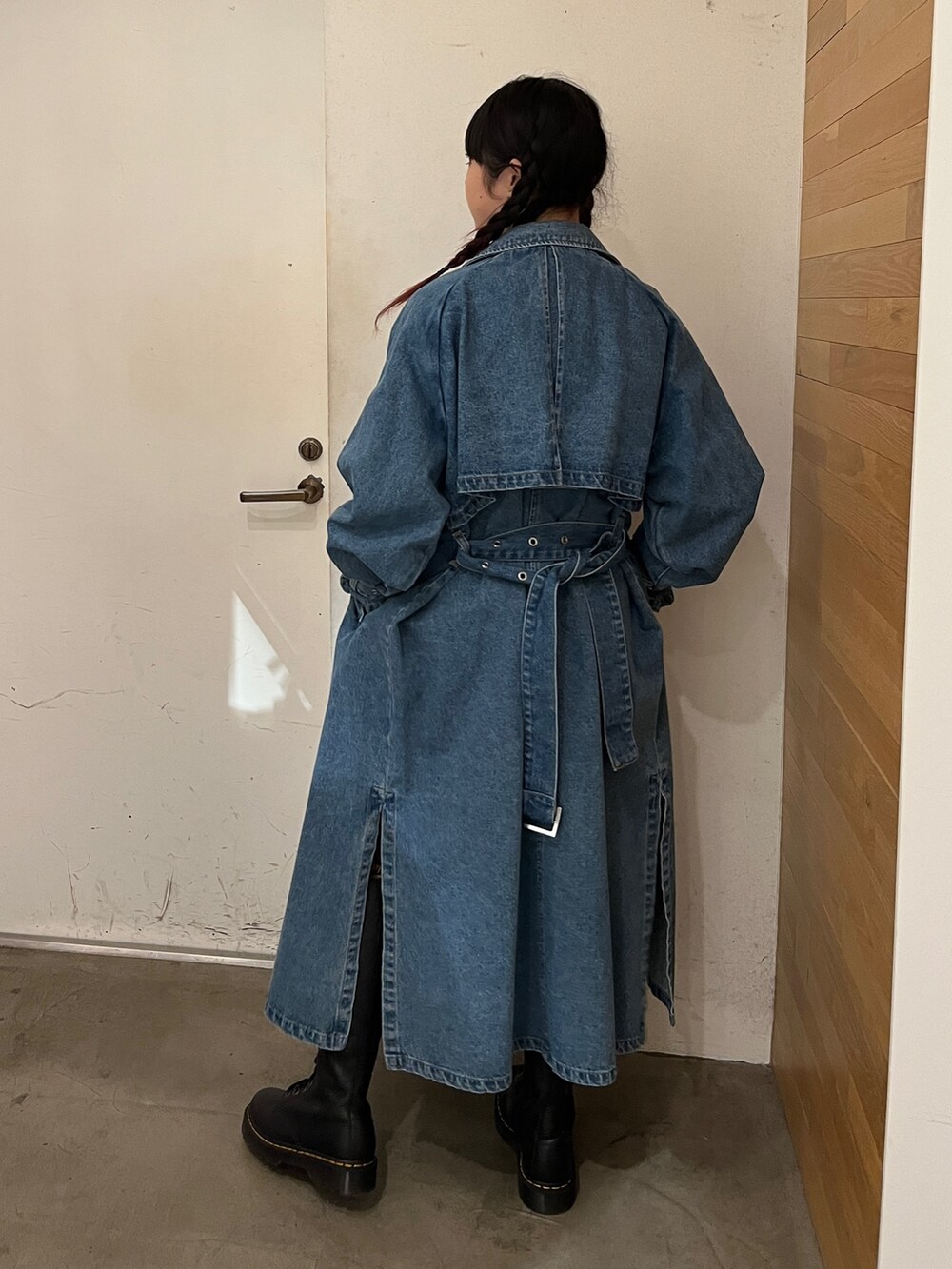 レッド系のその他パンツ、ブラック系のTシャツ/カットソー、ブルー系のトレンチコートを着用したレディースの冬コーディネートの2枚目の写真