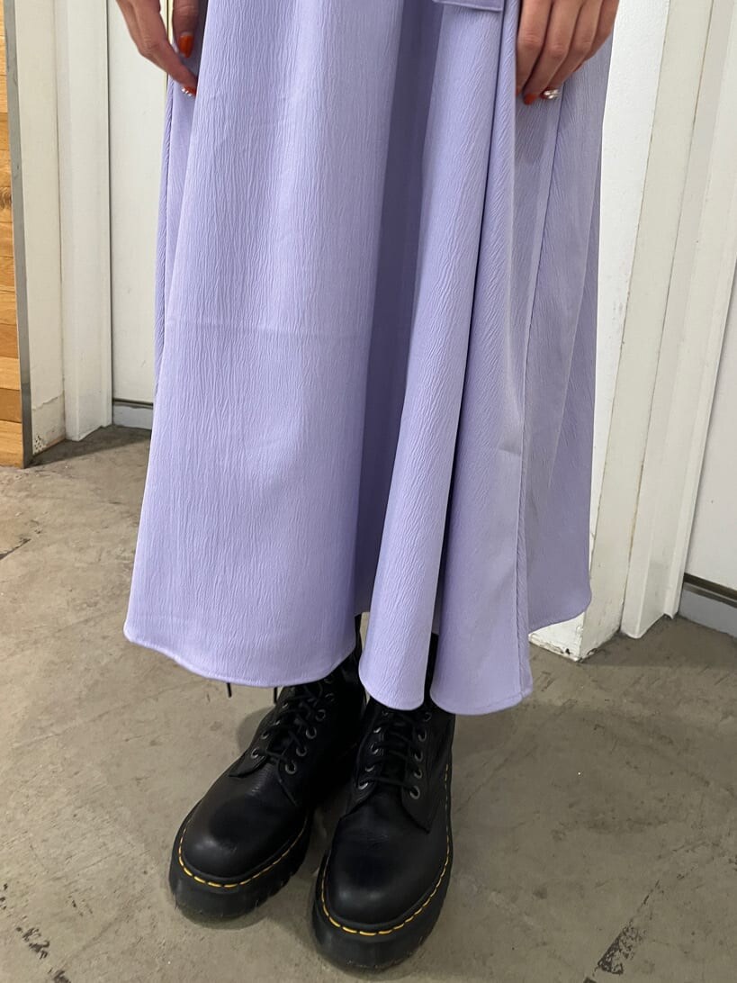 パープル系のワンピースを着用したレディースの秋コーディネートの4枚目の写真