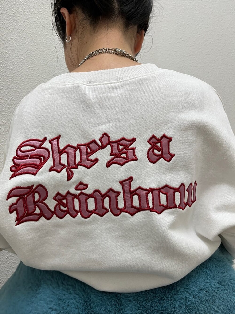 ブルー系のその他アウター、ホワイト系のスウェットを着用したレディースの秋コーディネートの7枚目の写真