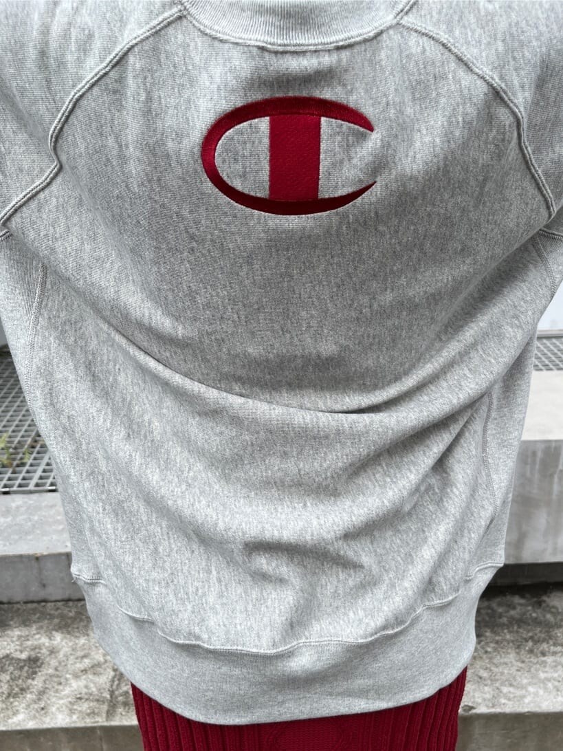 レッド系のスカート、グレー系のスウェット、ホワイト系のニットキャップ/ビーニーを着用したレディースの秋コーディネートの6枚目の写真