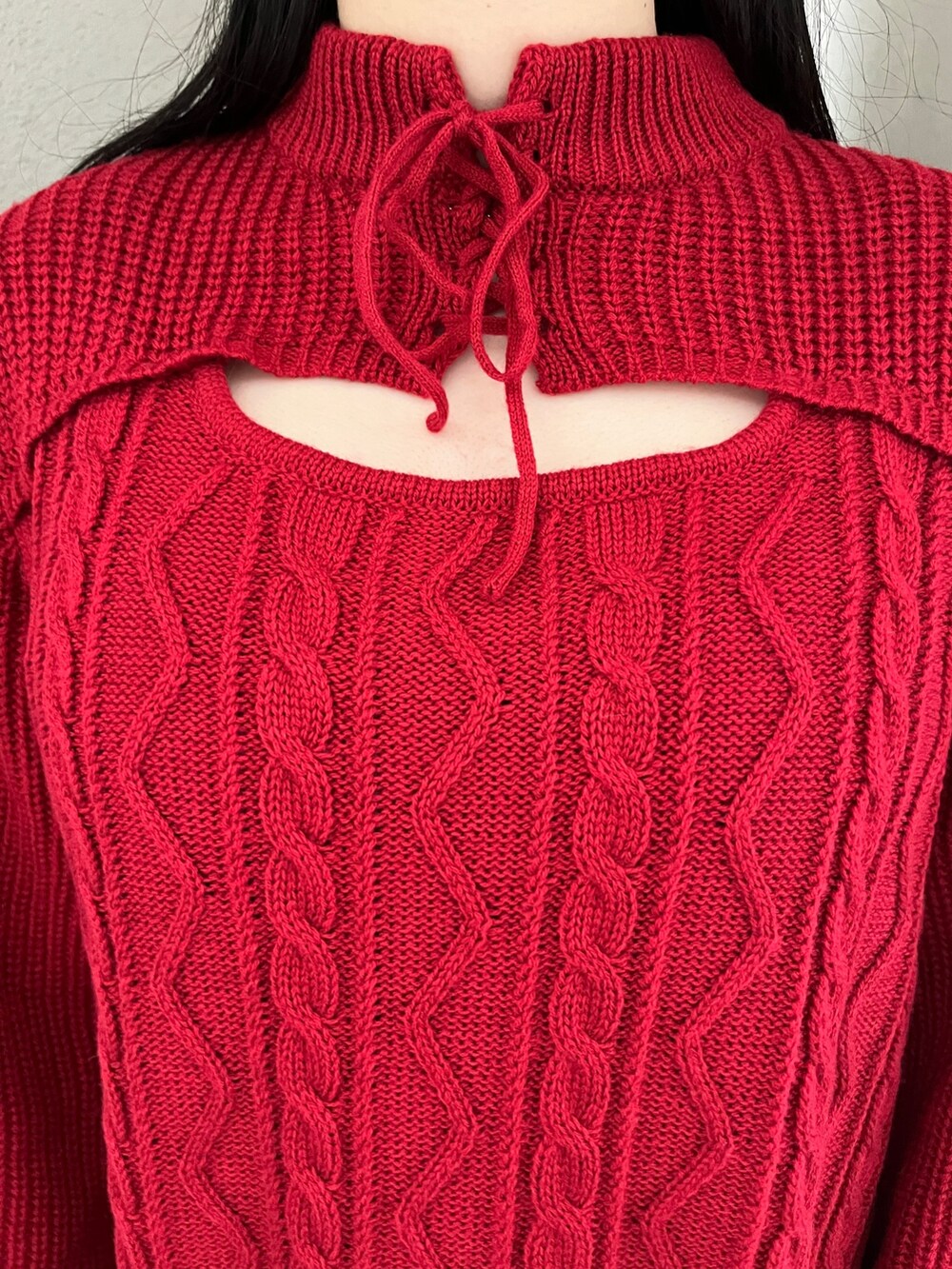 グレー系のテーラードジャケット、レッド系のワンピース、ブラック系のその他シューズを着用したレディースの秋コーディネートの8枚目の写真