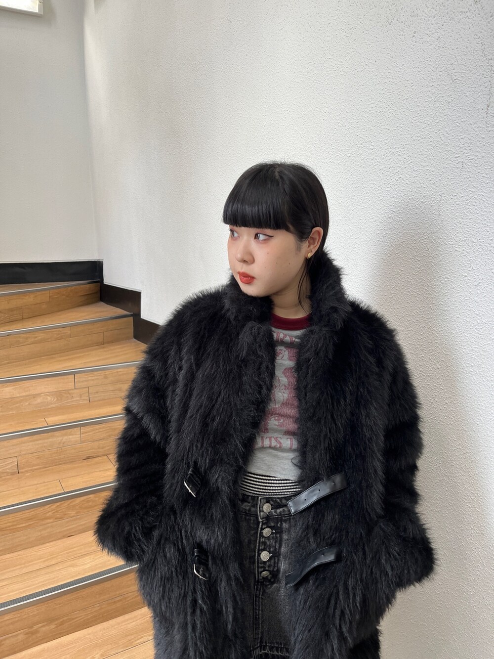 ブルー系のデニムパンツ、グレー系のTシャツ/カットソー、ブラック系のその他アウターを着用したレディースの夏コーディネートの5枚目の写真