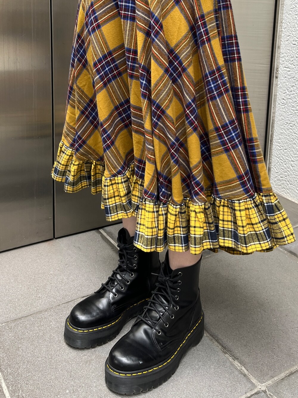 イエロー系のスカート、ブルー系のシャツ/ブラウス、ブラック系のその他シューズを着用したレディースの春コーディネートの8枚目の写真