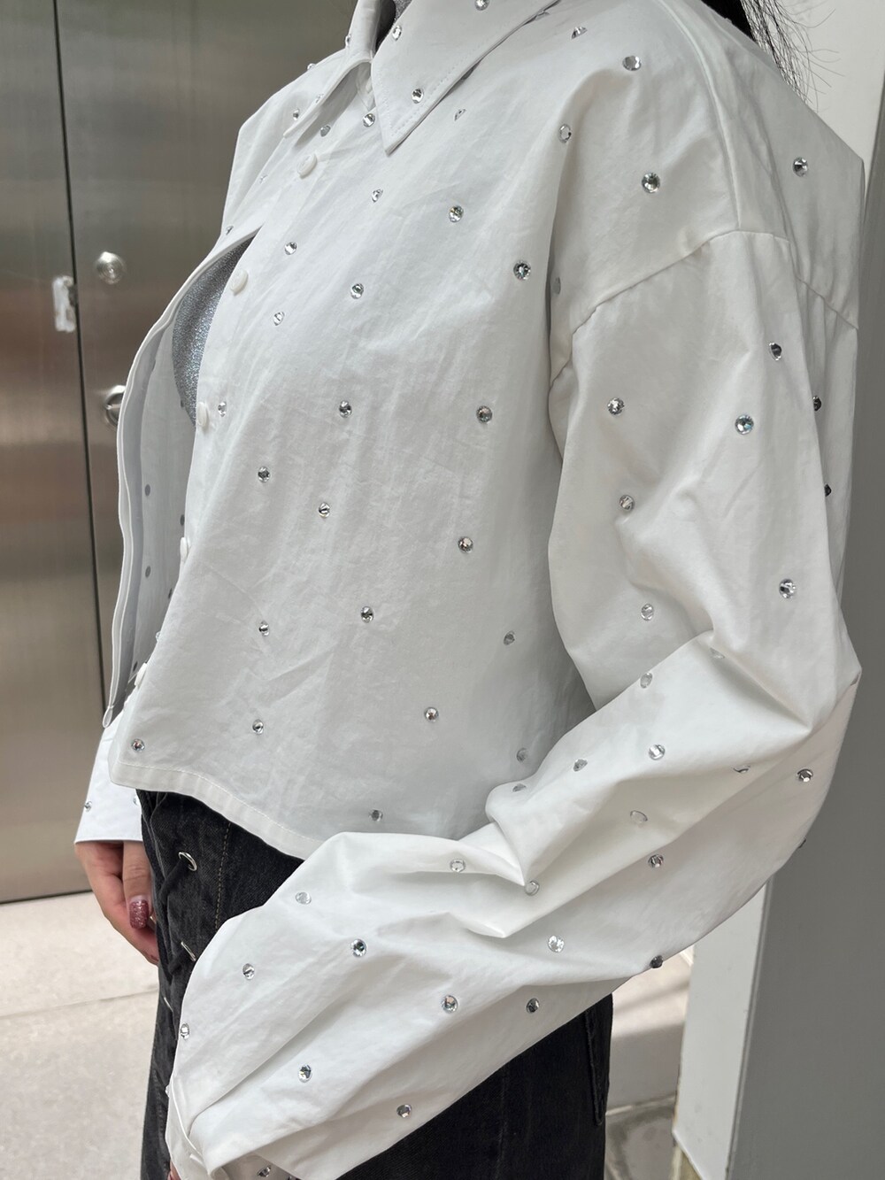 ブラック系のデニムパンツ、ブルー系のシャツ/ブラウス、シルバー系のTシャツ/カットソーを着用したレディースの夏コーディネートの8枚目の写真