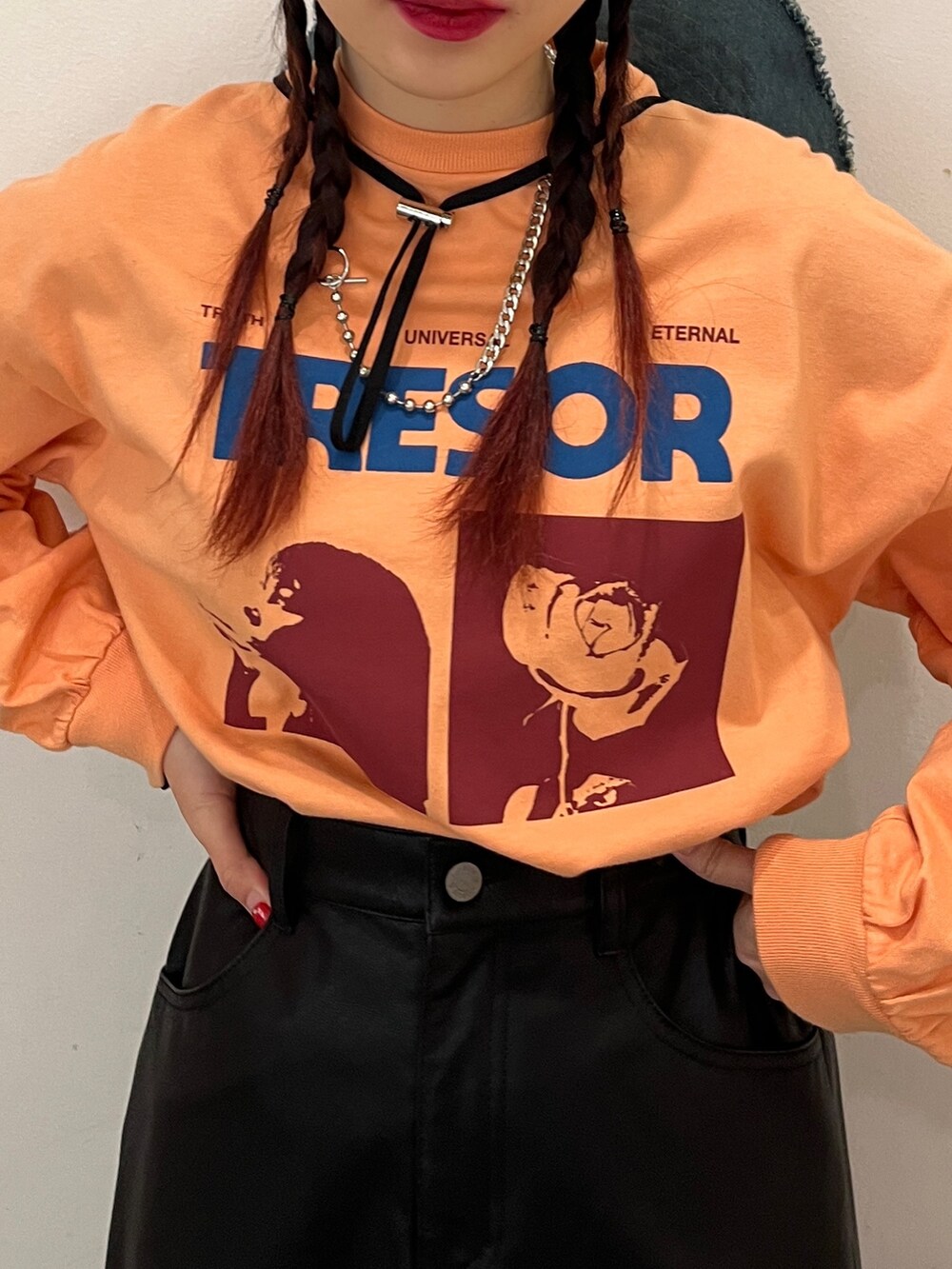 その他のスカート、ブラック系のブーツ、ブルー系のハットを着用したレディースの冬コーディネートの3枚目の写真