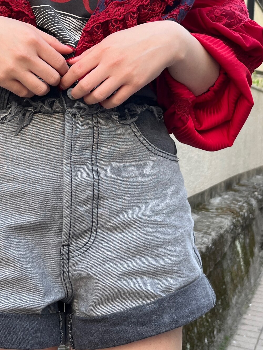 ブラック系のブーツ、ブルー系のデニムパンツ、ブラック系のTシャツ/カットソーを着用したレディースの春コーディネートの6枚目の写真