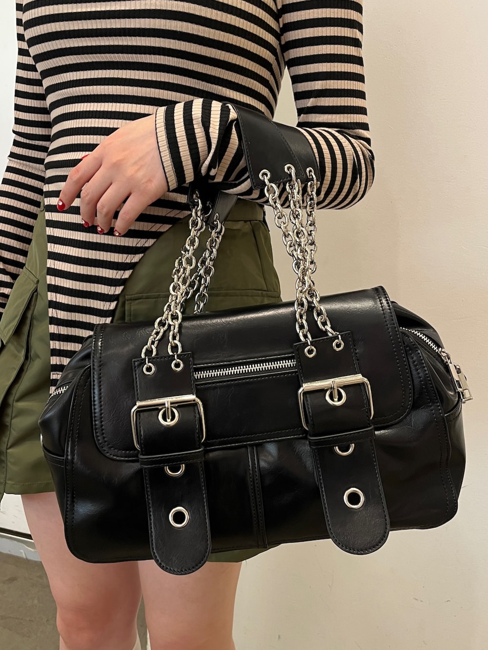 ブルー系のTシャツ/カットソー、ピンク系のその他パンツ、ブラック系のハンドバッグを着用したレディースの夏コーディネートの9枚目の写真