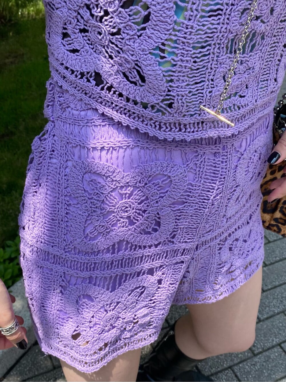 パープル系のその他パンツ、パープル系のキャミソールを着用したレディースの夏コーディネートの4枚目の写真