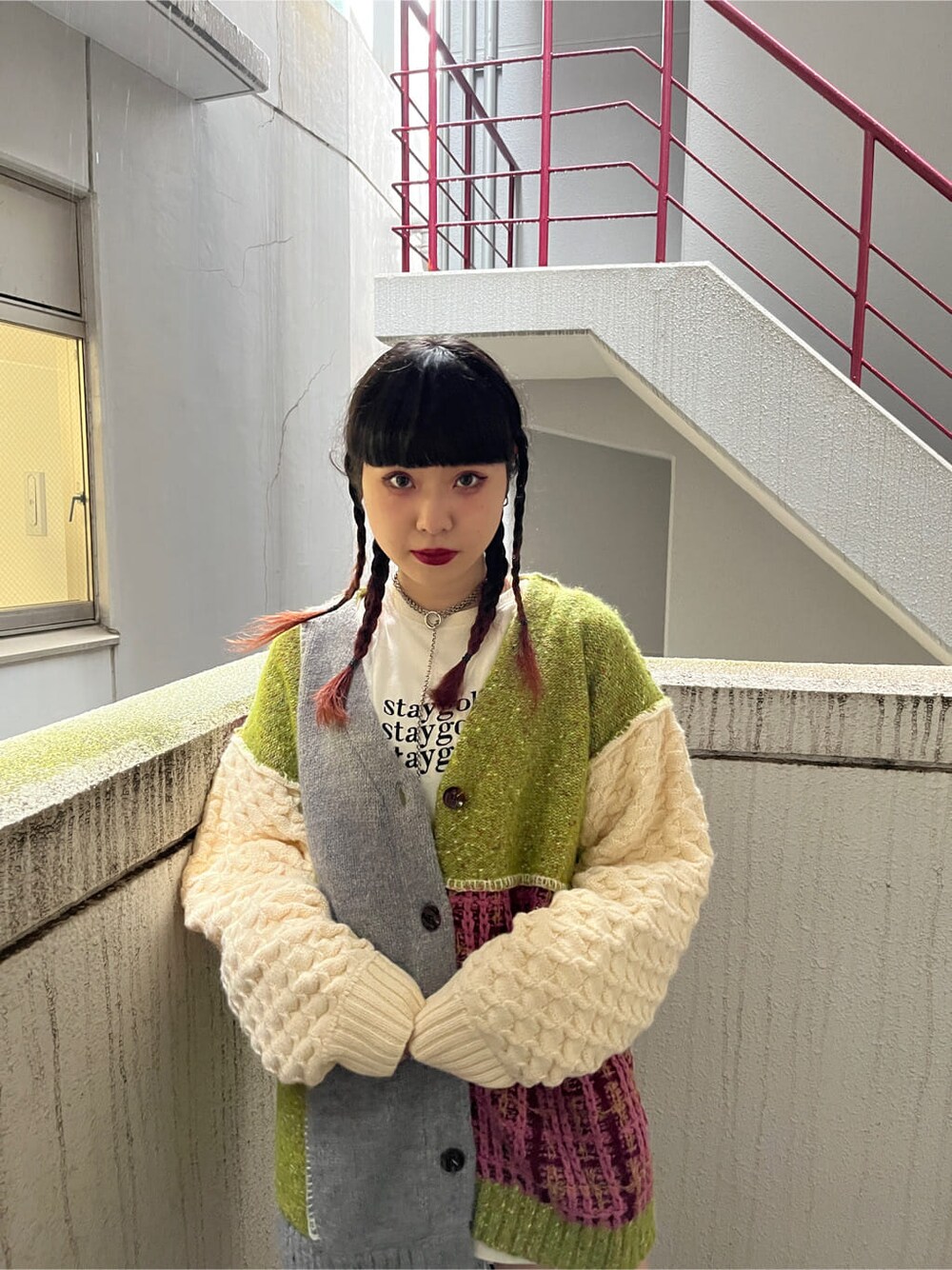 ホワイト系のTシャツ/カットソー、グレー系のカーディガン/ボレロを着用したレディースの秋コーディネートの3枚目の写真