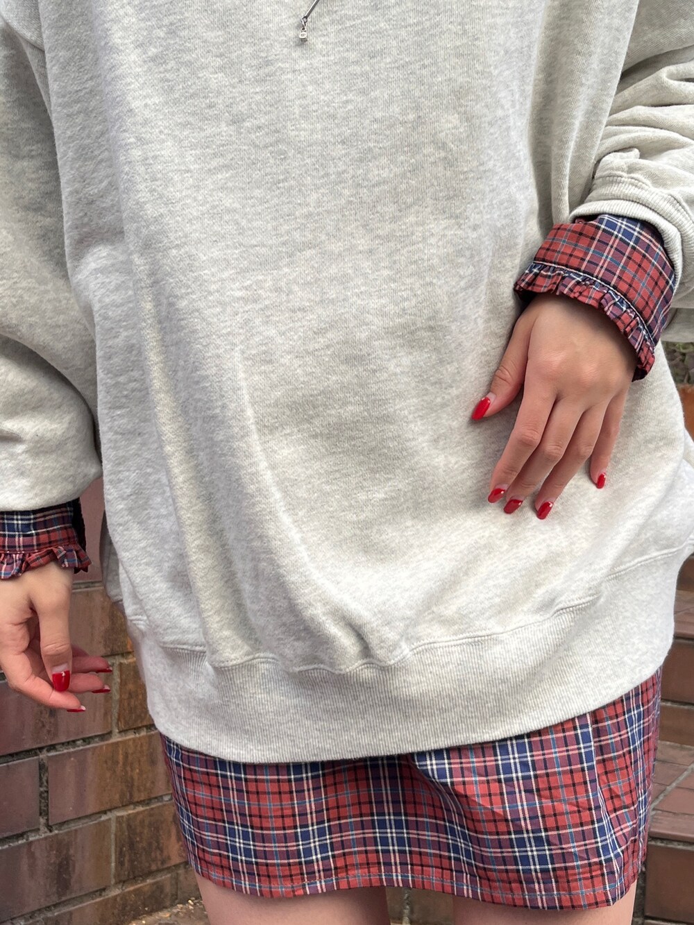 グレー系のTシャツ/カットソー、ブルー系のワンピース、ブラック系のブーツを着用したレディースの秋コーディネートの9枚目の写真