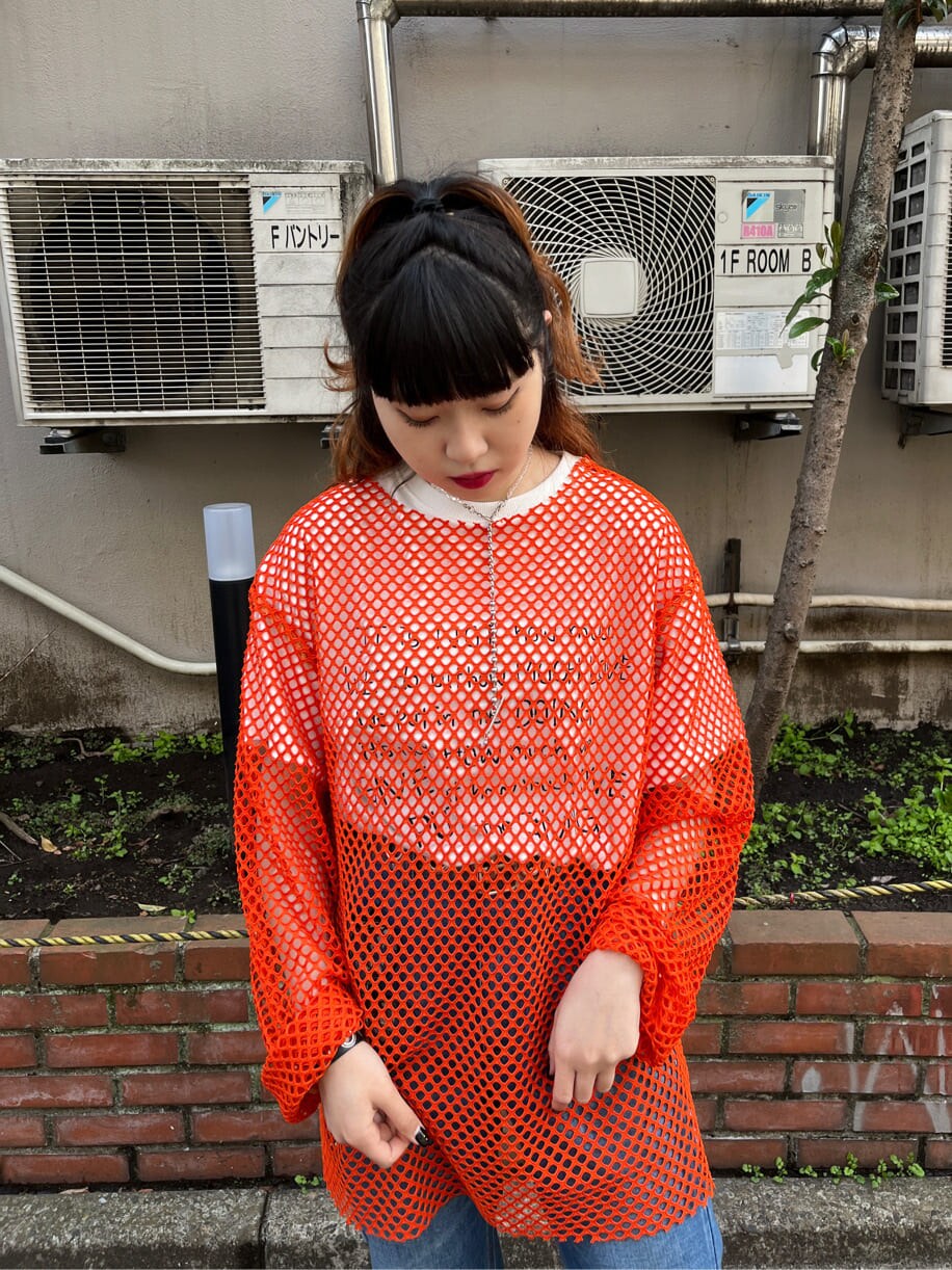 オレンジ系のTシャツ/カットソー、ホワイト系のTシャツ/カットソー、ブラック系のサングラスを着用したレディースの春コーディネートの5枚目の写真