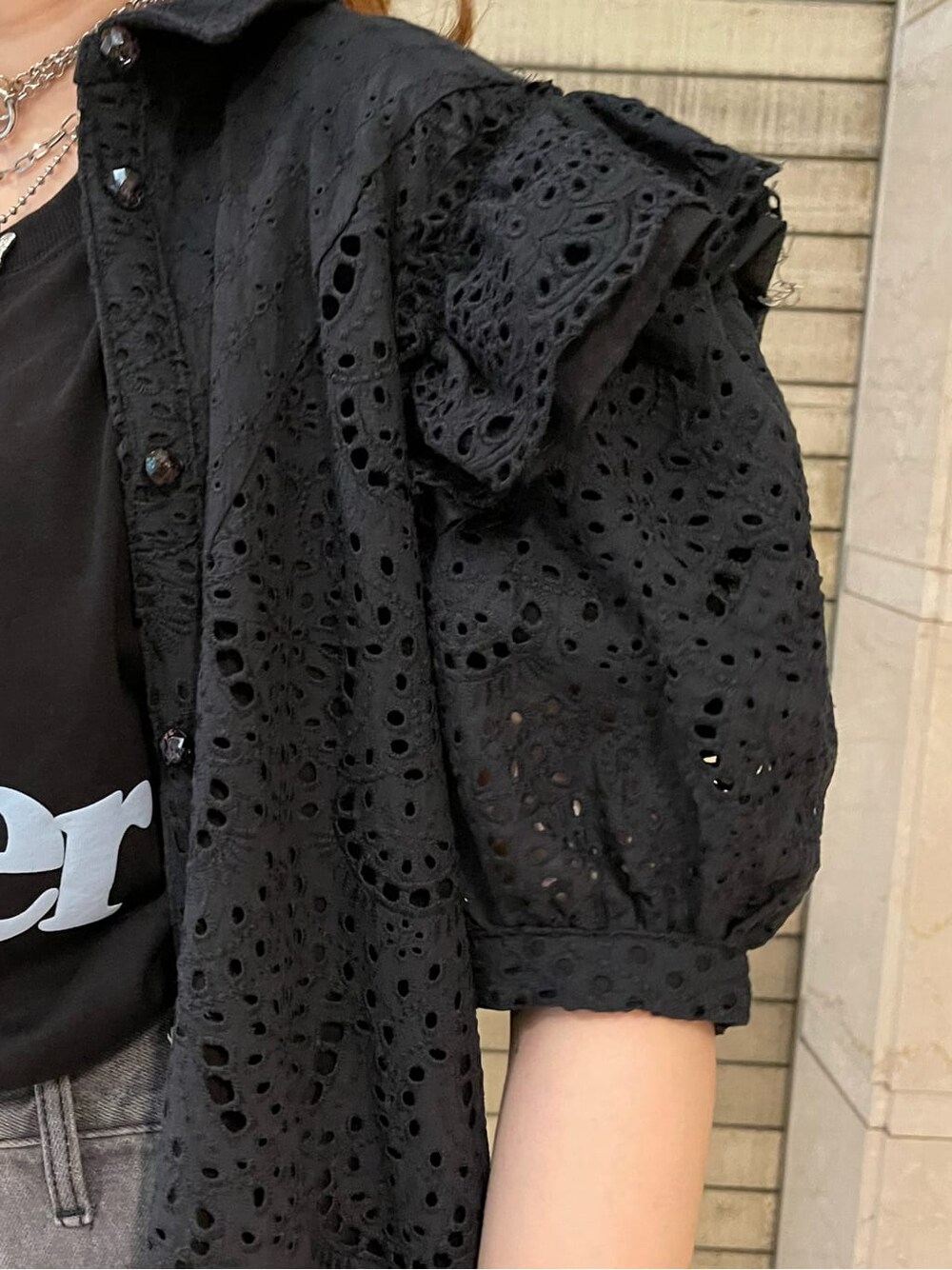 ブラック系のワンピースを着用したレディースの夏コーディネートの5枚目の写真