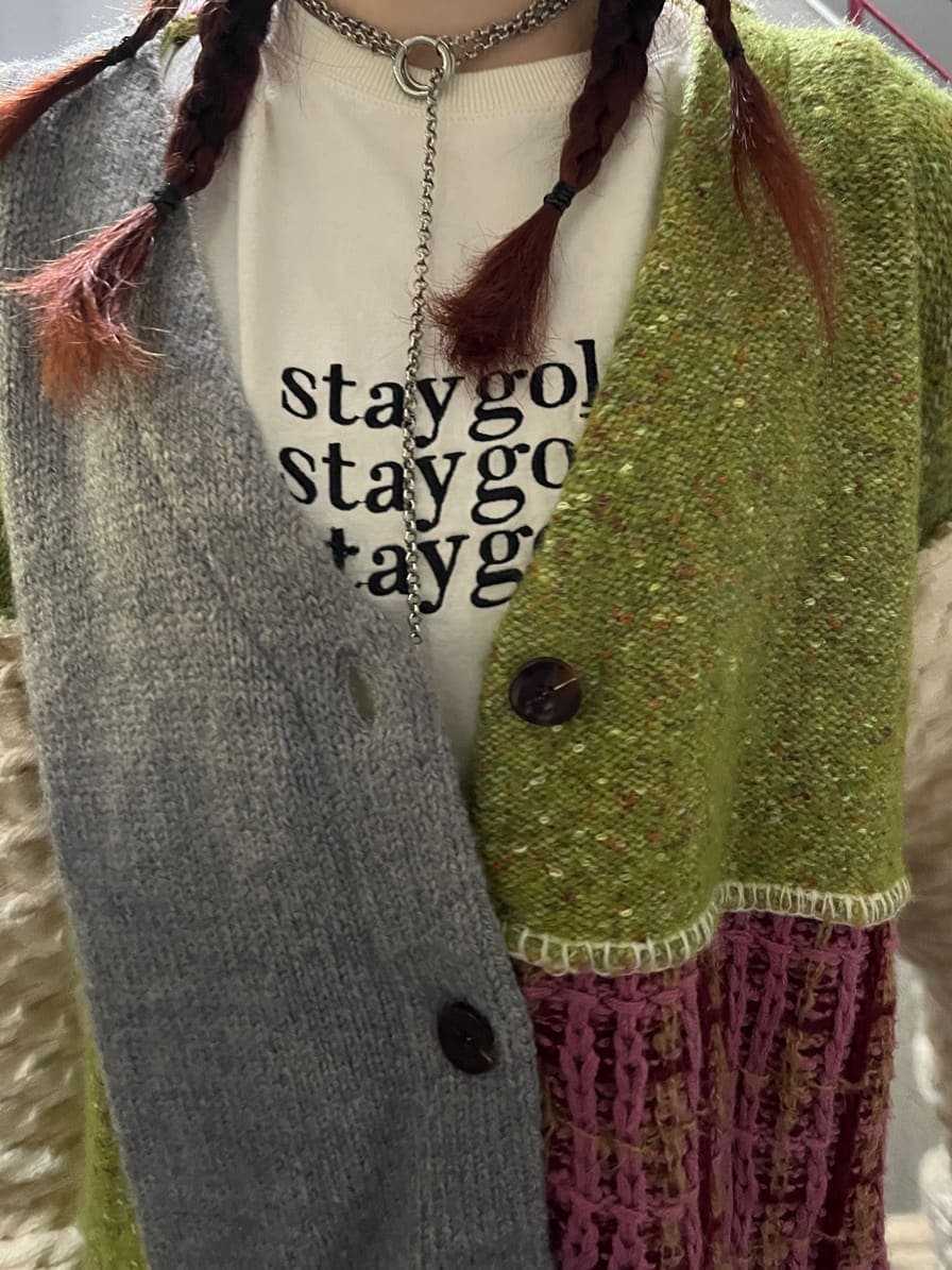 ホワイト系のTシャツ/カットソー、グレー系のカーディガン/ボレロを着用したレディースの秋コーディネートの5枚目の写真