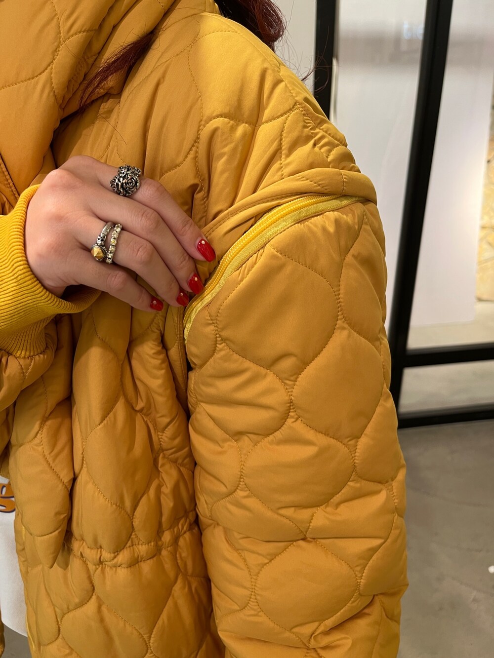 ブラック系のブーツ、グレー系のスウェット、イエロー系のその他アウターを着用したレディースの秋コーディネートの5枚目の写真