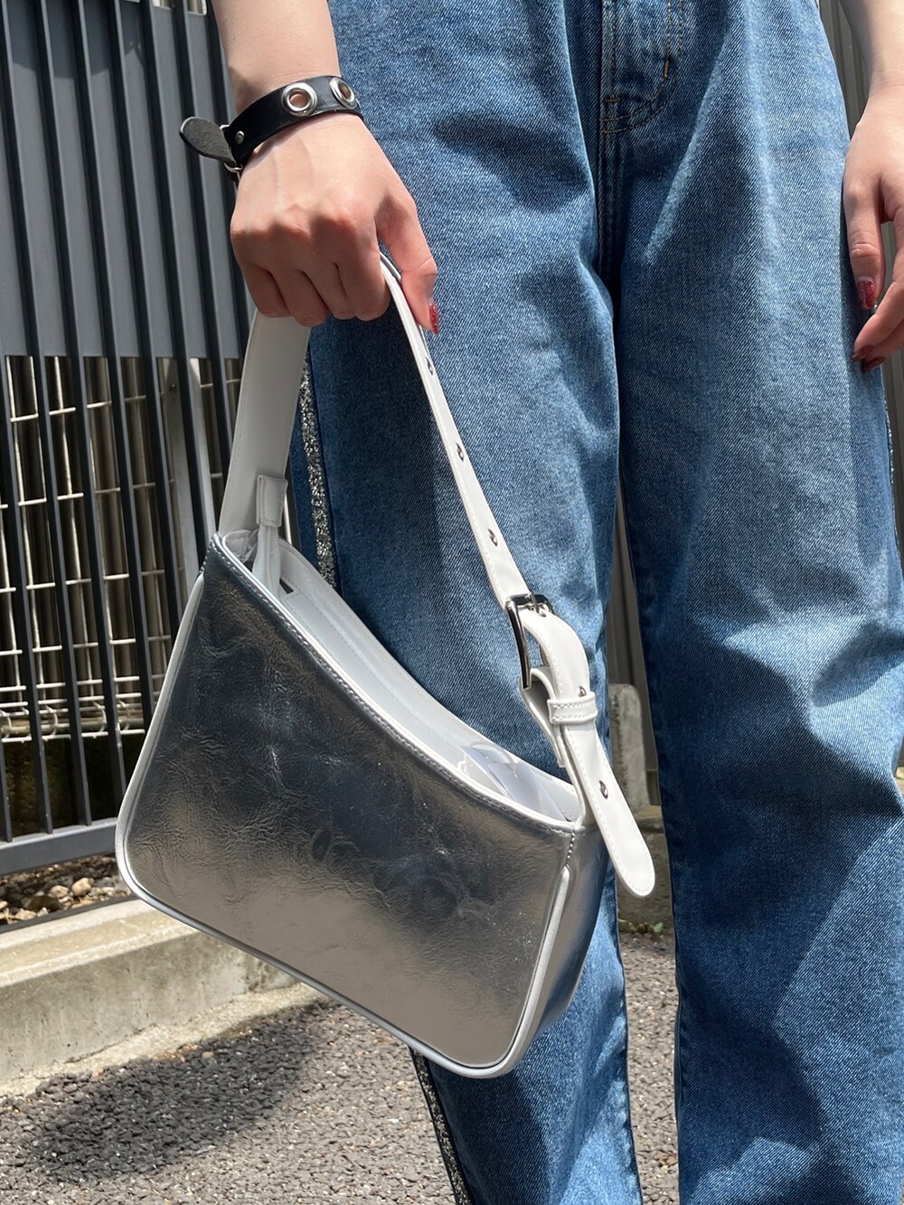 ホワイト系のTシャツ/カットソー、シルバー系のハンドバッグ、ホワイト系のシャツ/ブラウスを着用したレディースの春コーディネートの7枚目の写真